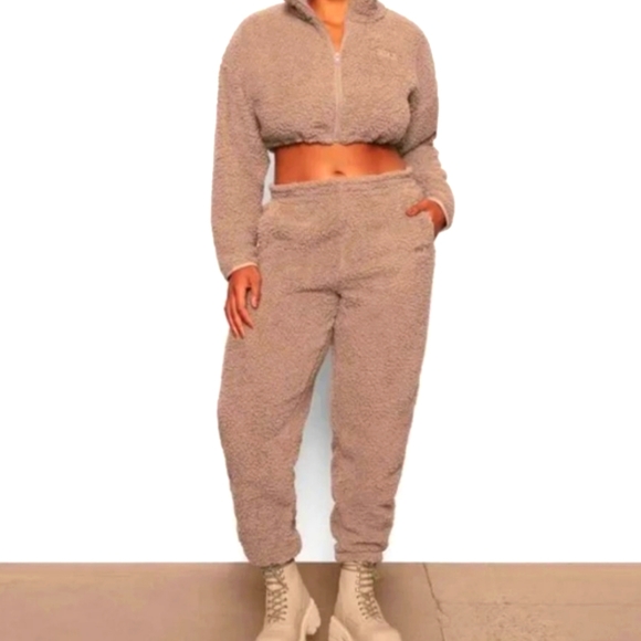 SKIMS Pants - Skims teddy joggers in size XL in Tigers Eye NWT